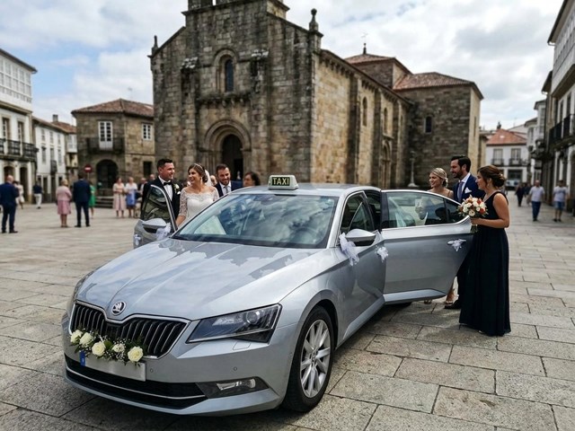 Taxi para bodas en Pontedeume: traslados cómodos y puntuales