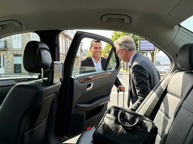 Taxi para traslados de empresa a aeropuertos desde Pontedeume - Imagen 1